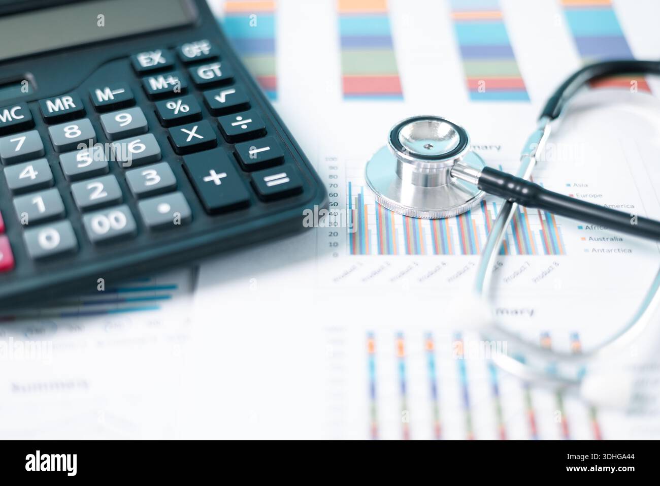 Lo stetoscopio simboleggia l'assistenza medica essenziale fornita all'interno del sistema sanitario, l'assicurazione sanitaria svolge un ruolo cruciale nel finanziamento del trattamento e del medico Foto Stock