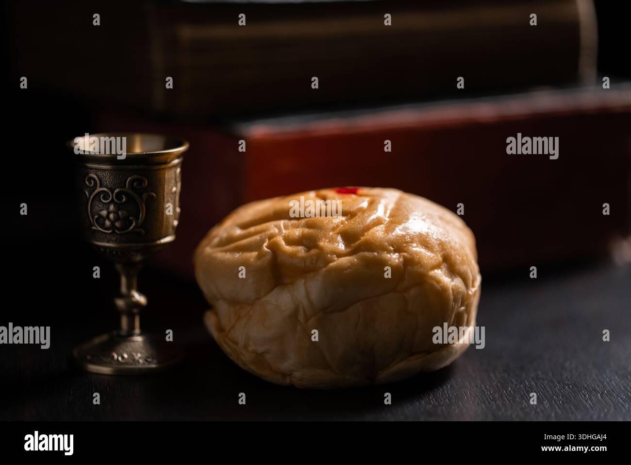 Comunione, i cristiani celebrano la loro fede partecipando al pane e al vino, simboleggiando il corpo e il sangue di Gesù Cristo, come insegnato nella Bibbia e nella Bibbia Foto Stock