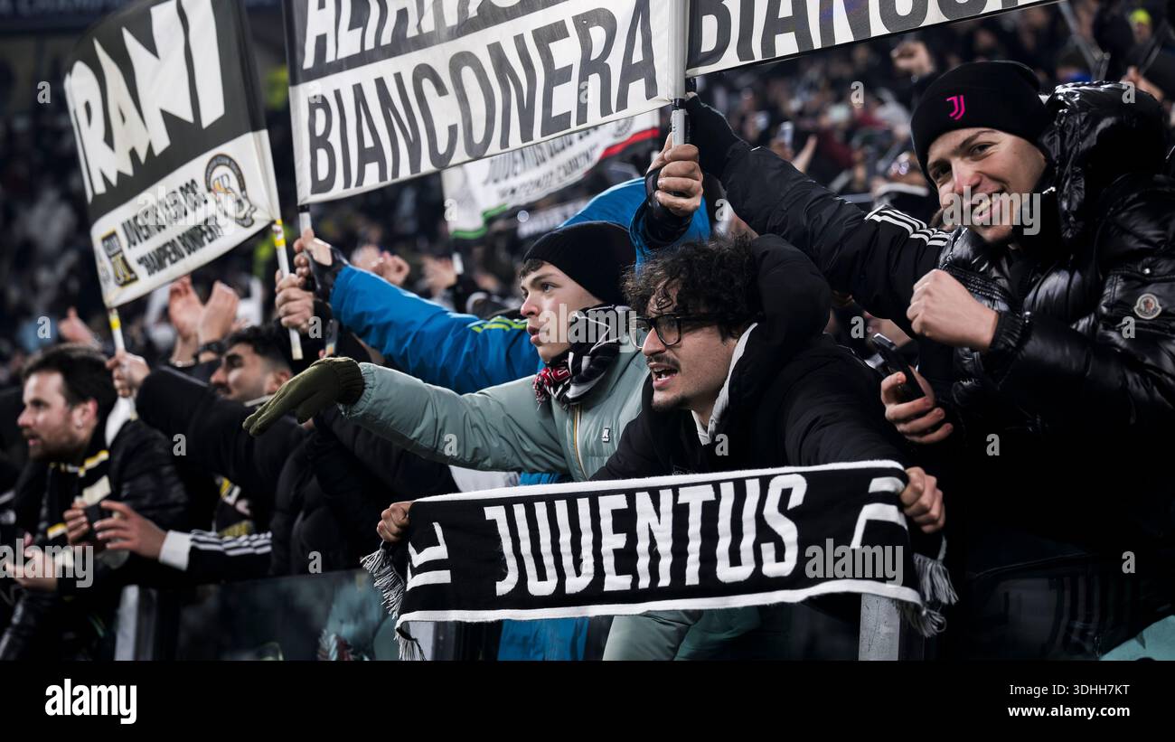 I tifosi della Juventus FC nel settore "curva Nord" mostrano il loro sostegno al termine della partita di calcio della fase di UEFA Champions League 2025/26 tra Juventus FC e SL Benfica. Foto Stock