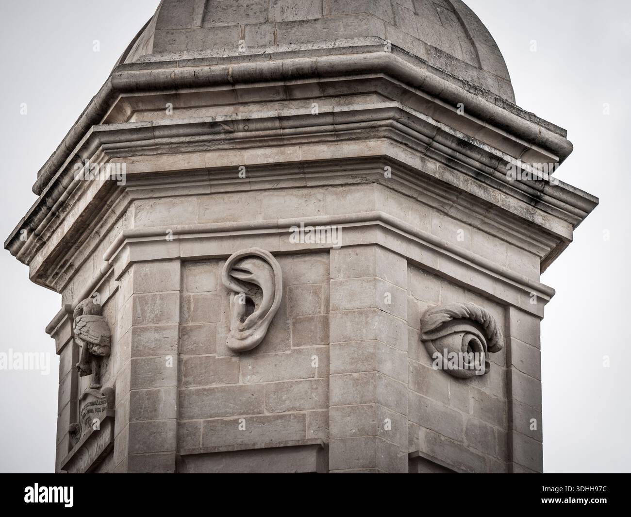 Giardini Gardjola, 1551, torre di guardia decorata con simboli di vigilanza, quartiere Senglea (Isla), Valletta, Repubblica di Malta, Europa Foto Stock