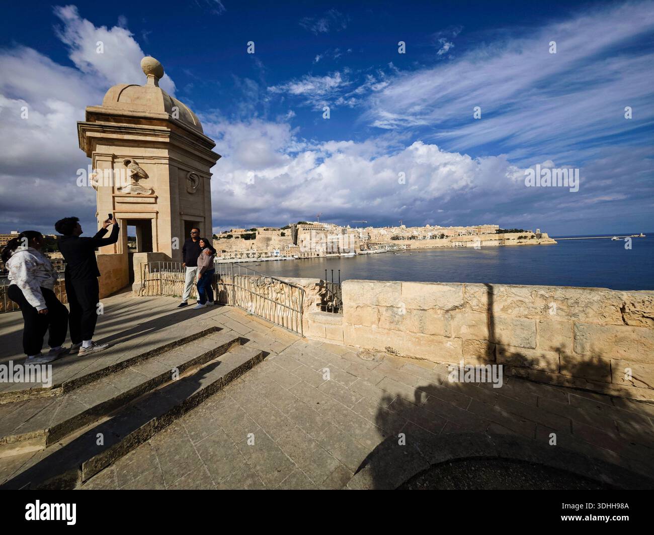 Giardini Gardjola, 1551, torre di guardia decorata con simboli di vigilanza, quartiere Senglea (Isla), Valletta, Repubblica di Malta, Europa Foto Stock