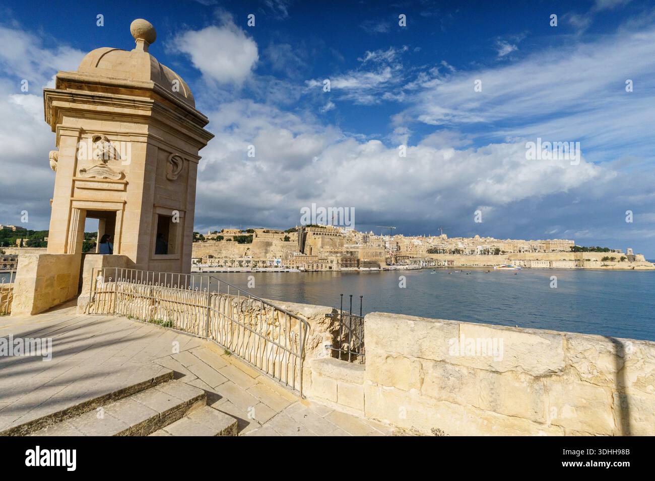 Giardini Gardjola, 1551, torre di guardia decorata con simboli di vigilanza, quartiere Senglea (Isla), Valletta, Repubblica di Malta, Europa Foto Stock