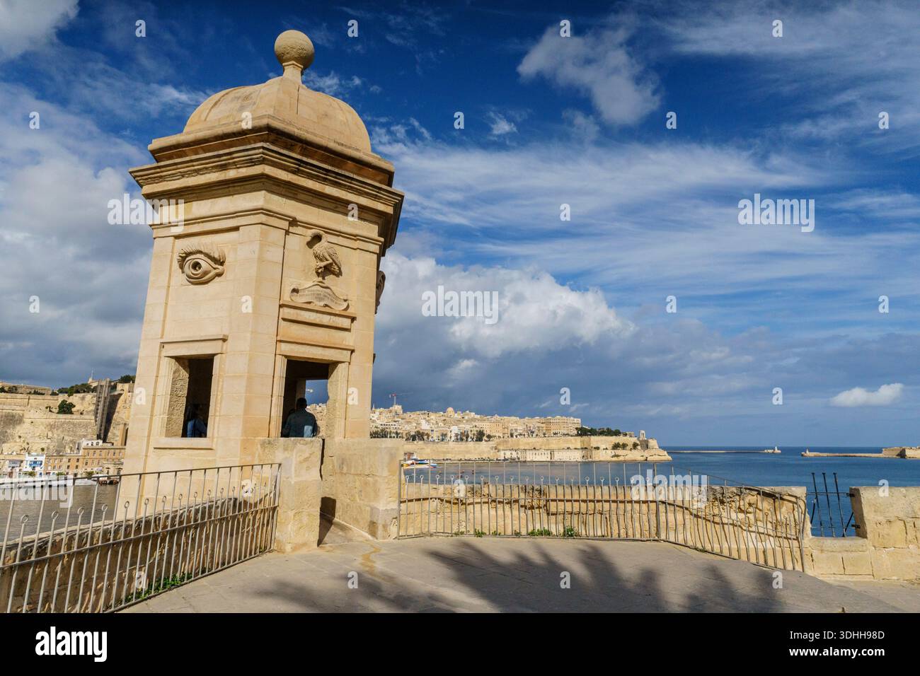 Giardini Gardjola, 1551, torre di guardia decorata con simboli di vigilanza, quartiere Senglea (Isla), Valletta, Repubblica di Malta, Europa Foto Stock