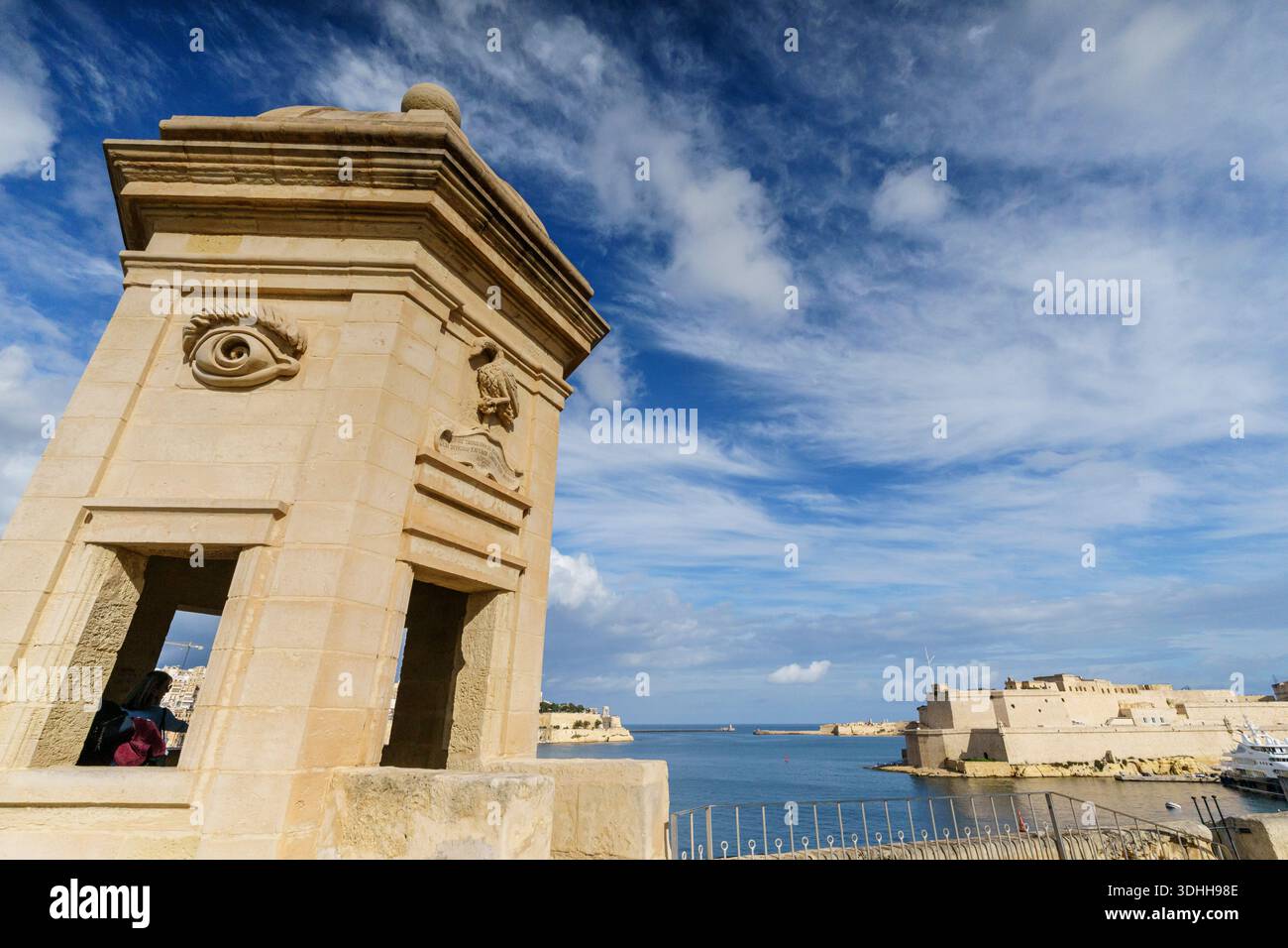 Giardini Gardjola, 1551, torre di guardia decorata con simboli di vigilanza, quartiere Senglea (Isla), Valletta, Repubblica di Malta, Europa Foto Stock