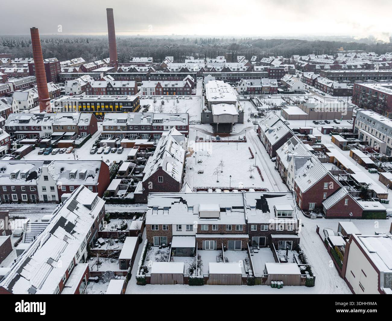 Vista aerea del quartiere Enka a Ede, Gelderland, Paesi Bassi, moderno quartiere urbano sull'ex sito industriale in inverno Foto Stock