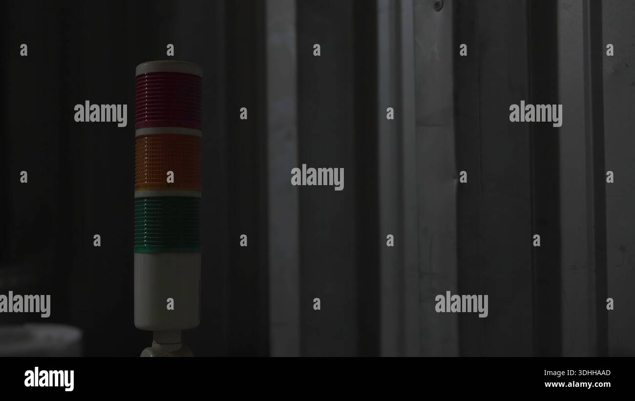 Ambiente di fabbrica DIM evidenziando l'allarme di sicurezza con indicatore ambra lampeggiante accanto al macchinario . Supporto Foto Stock