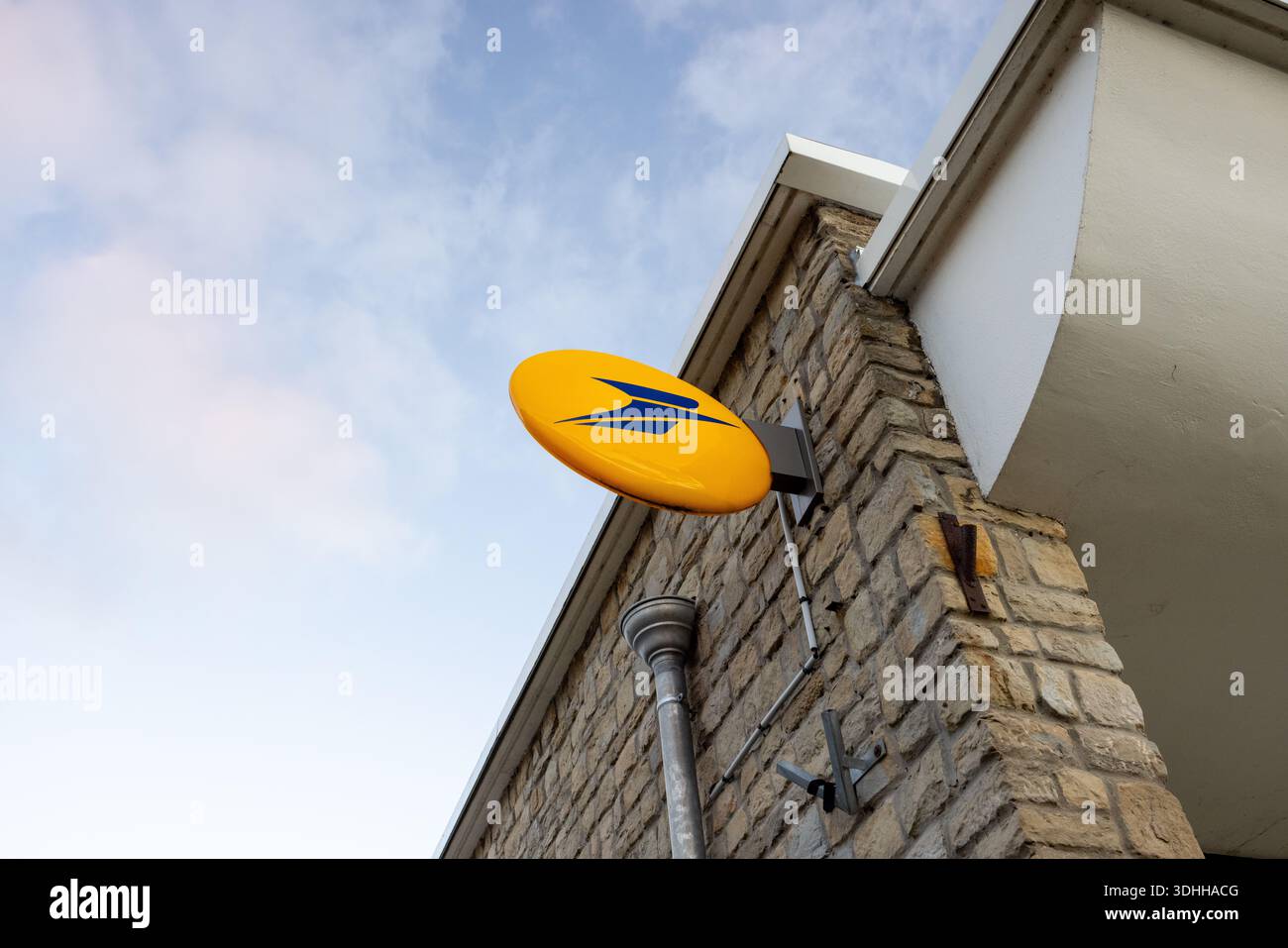 Calais, Francia – 1 marzo 2025: Edificio degli uffici postali la Poste in città, che illustra l'accesso ai servizi postali pubblici e alle attività amministrative quotidiane Foto Stock