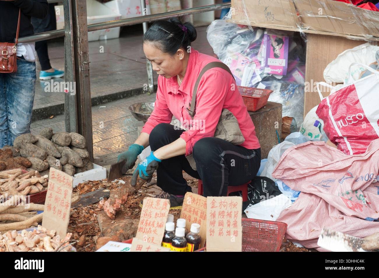 Da Tseung Kwan O Hong Kong rimedi essendo venduto per strada da uno stallo. Secondo le indicazioni di farmaci possono avere un lavoro positivo su circulati Foto Stock