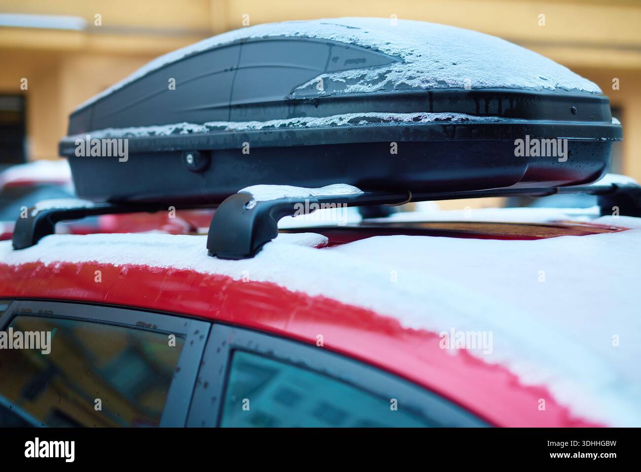 Dettagli delle auto ghiacciate nel ghiaccio calamitoso sulla strada della città europea di Praga Foto Stock