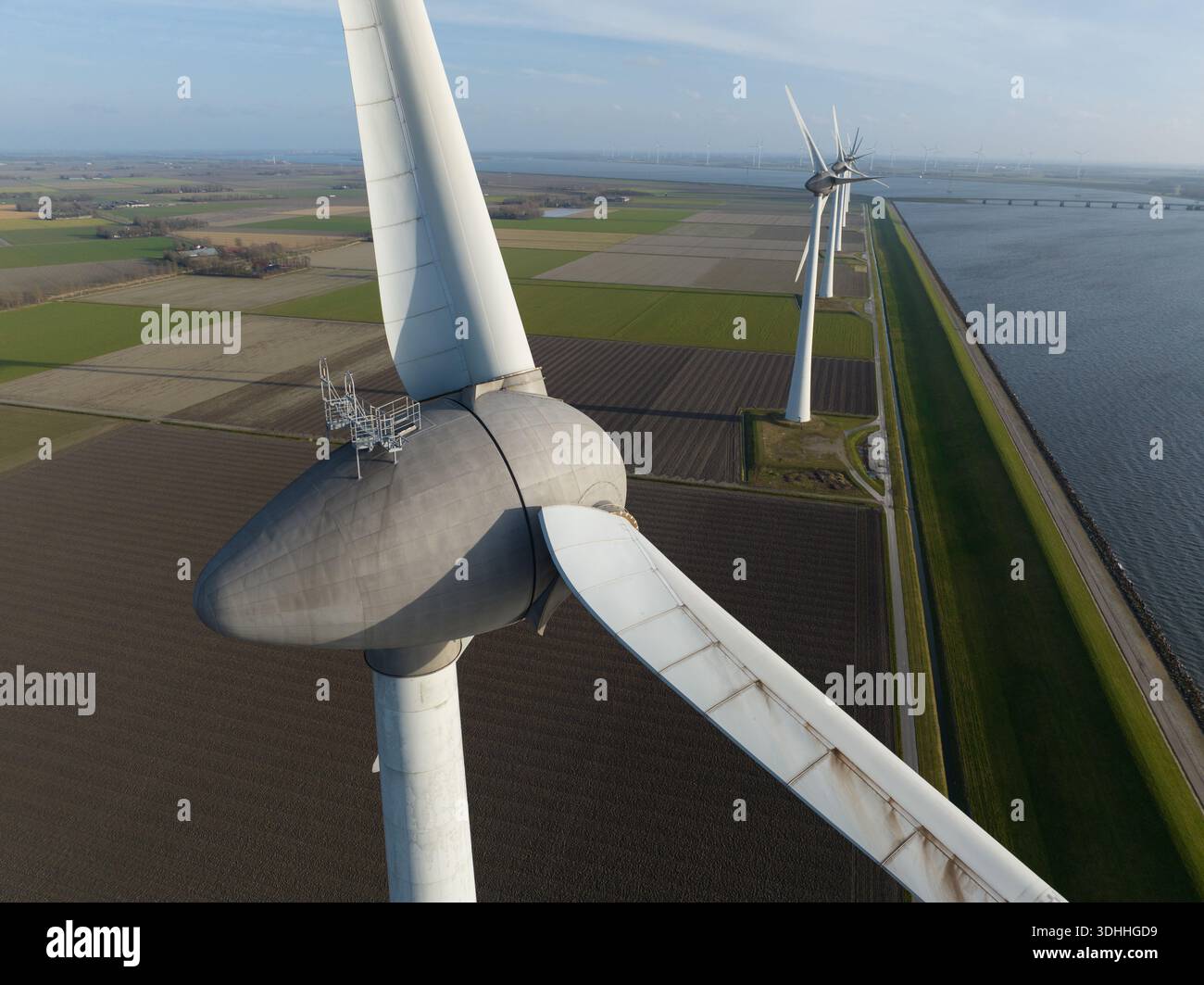 Pale di turbine eoliche che catturano energia rinnovabile pulita sui terreni agricoli Foto Stock