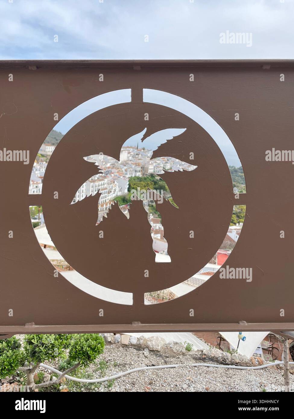 Sagoma di palme che incornicia la vista della città mediterranea - Immagine stock catturata con smartphone