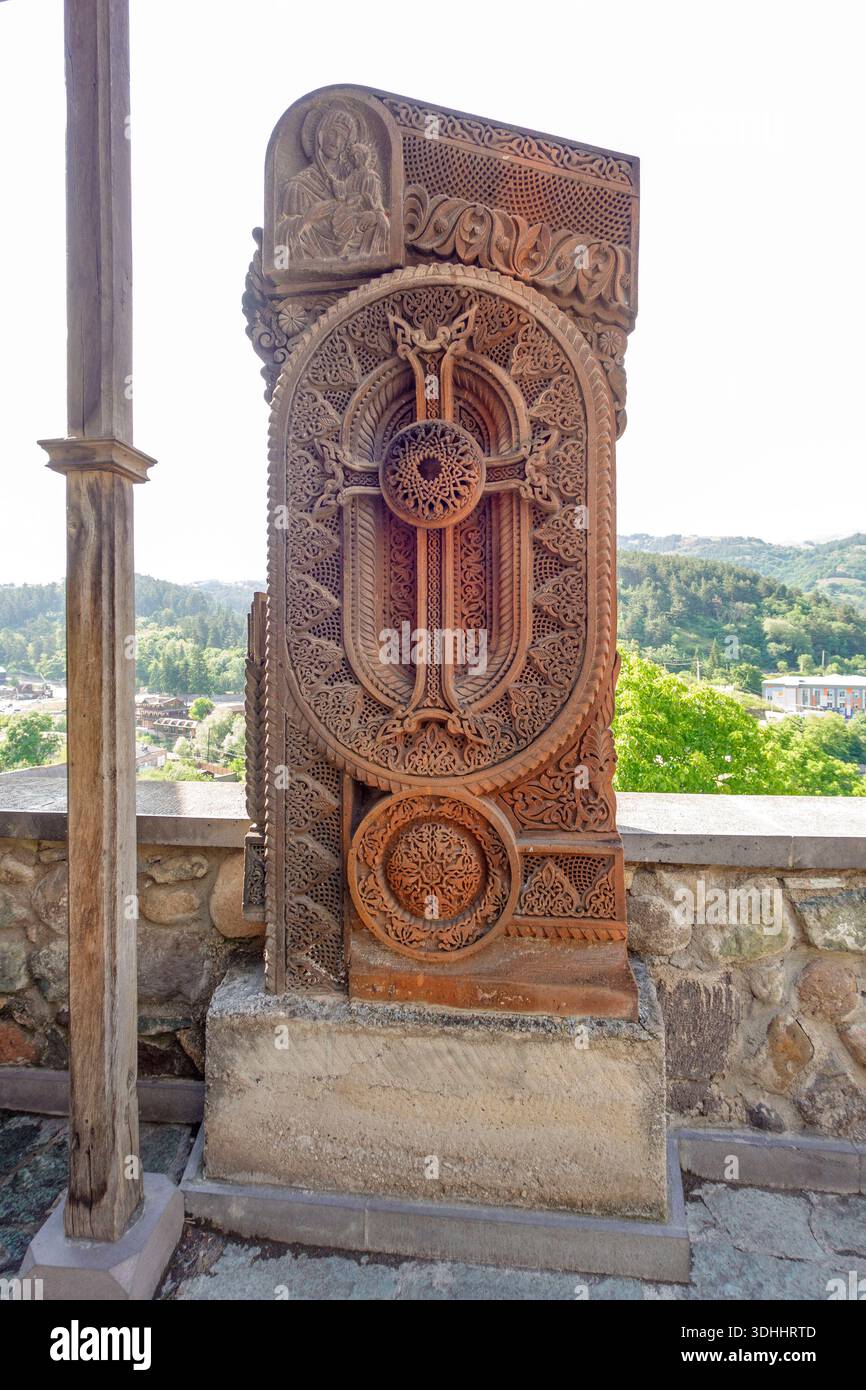 Khachkar - croce in pietra splendidamente lavorata presso il monastero Tatev a Dilijan, Armenia, Europa orientale Foto Stock