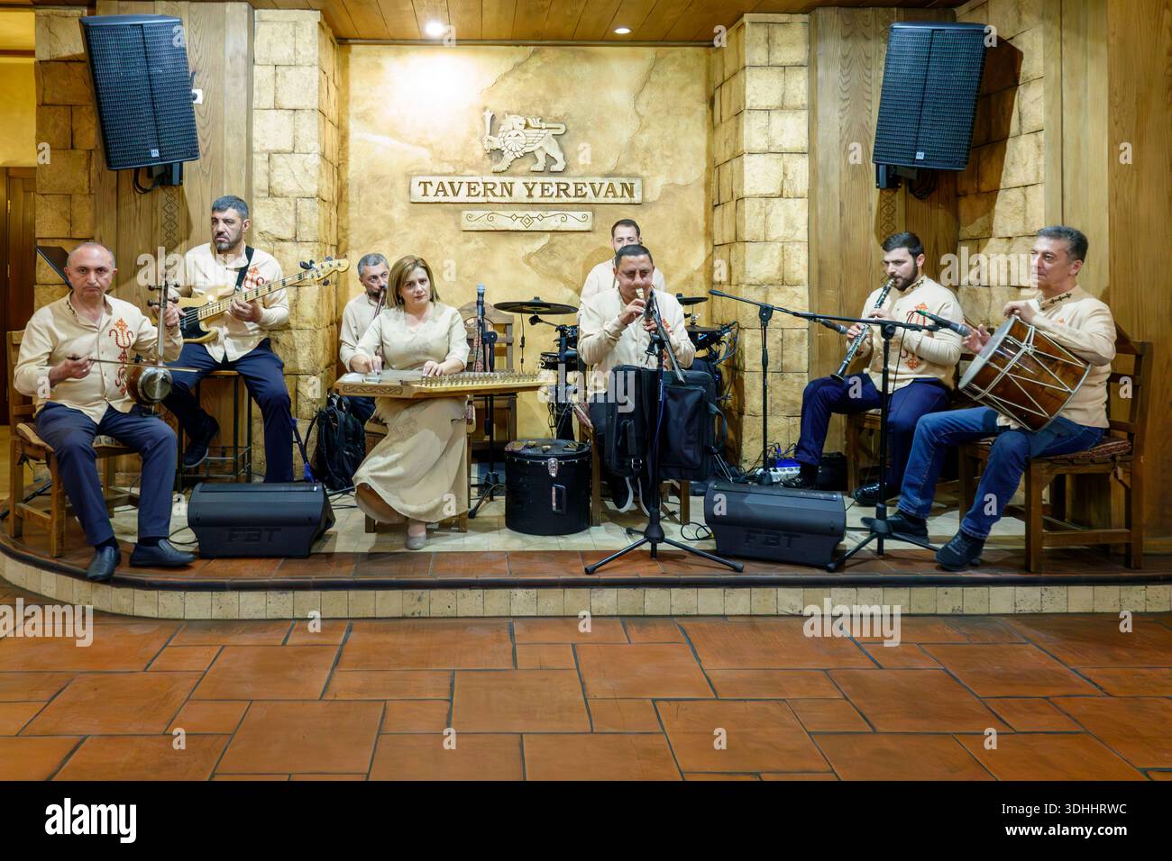 Musicisti che eseguono musica tradizionale popolare armena con strumenti etnici sul palco al ristorante Tavern Yerevan Foto Stock