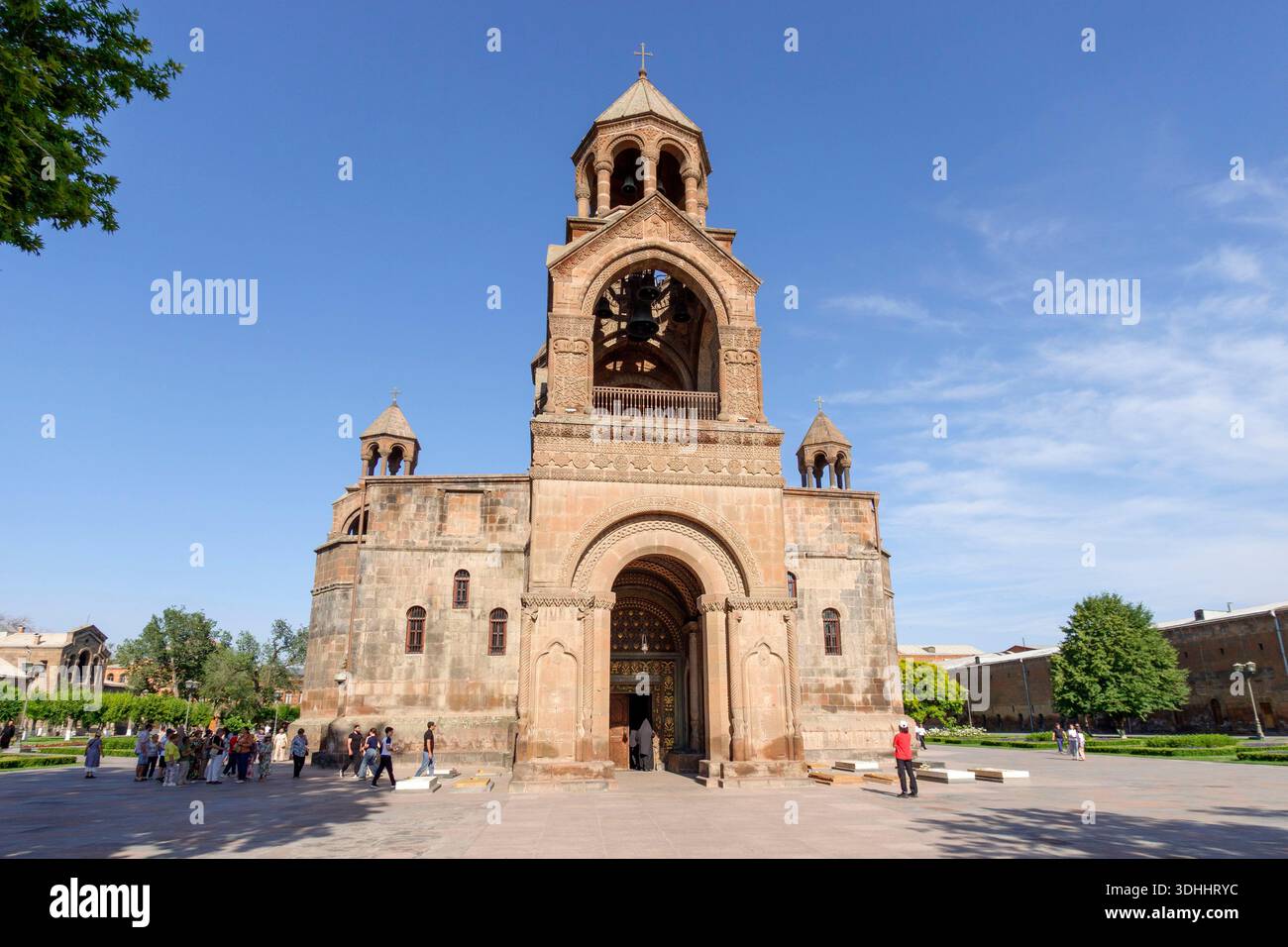 La cattedrale di Etchmiadzin, chiesa madre della Chiesa Apostolica Armena, si erge sotto un cielo azzurro a Vagharshapat, Armenia Foto Stock