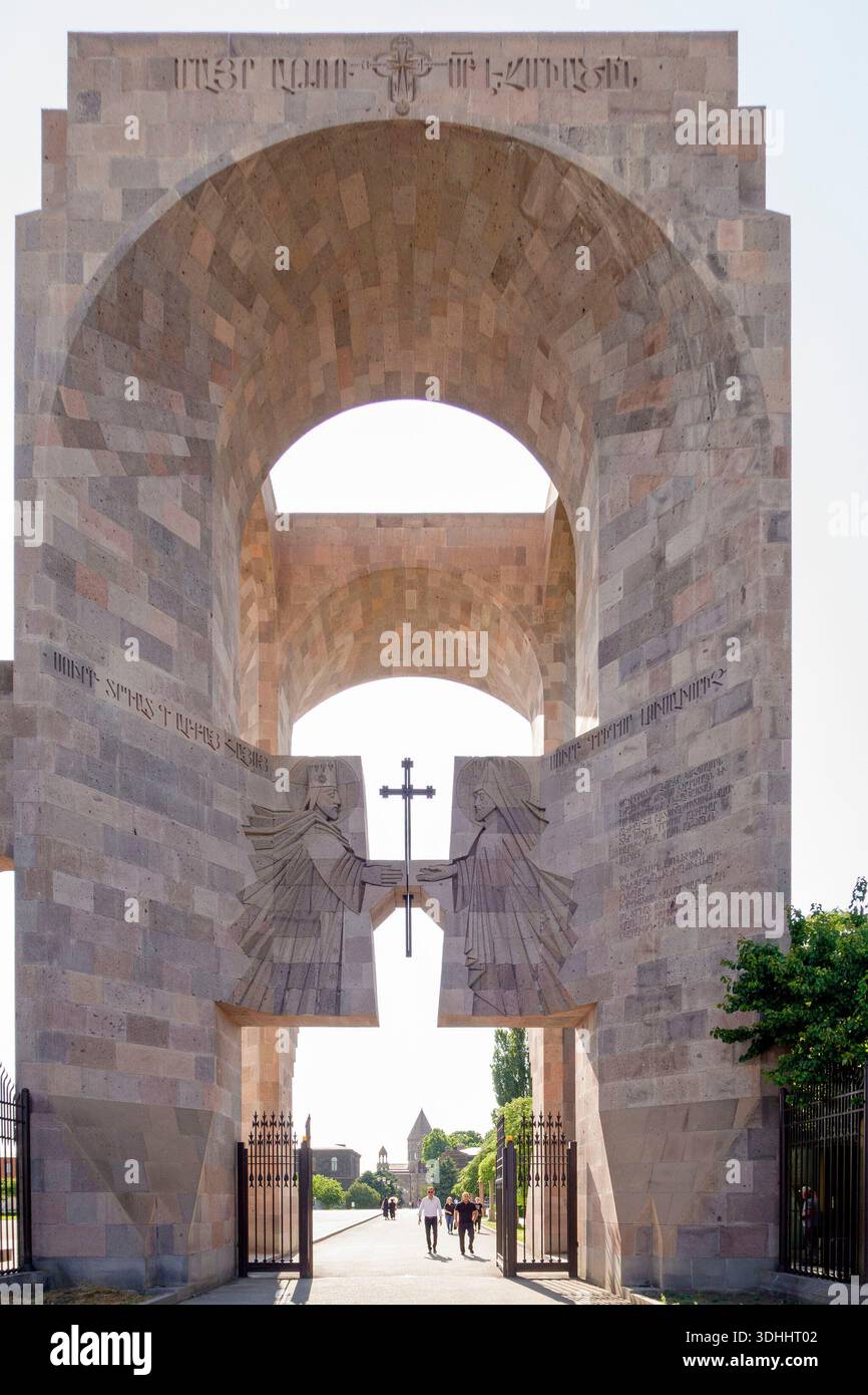 Altare all'aperto di San Trdat situato nella sede madre del Santo Etchmiadzin a Vagharshapat, Armenia, Europa orientale Foto Stock