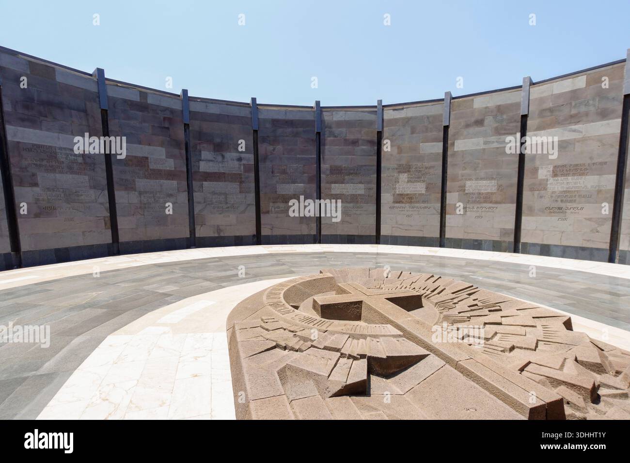 Parete commemorativa e scultura in rilievo in pietra presso il complesso commemorativo del genocidio armeno Tsitsernakaberd a Erevan, Armenia, Europa orientale Foto Stock