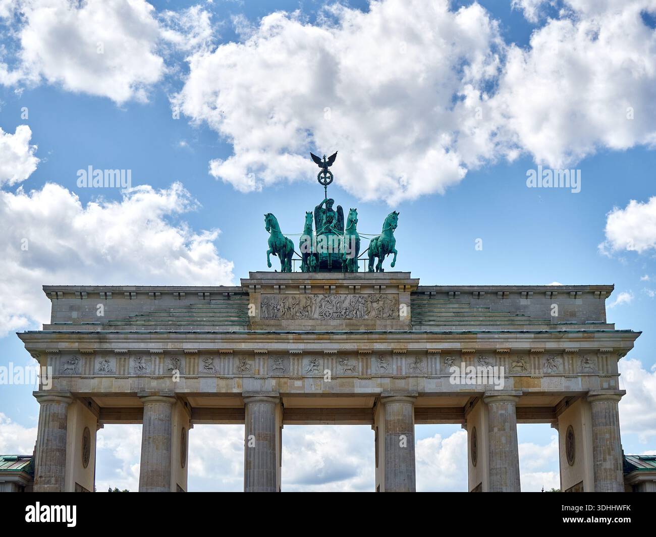 porta di brandeburgo, monumento neoclassico brandenburger tor e cielo blu con nuvole, berlino Foto Stock