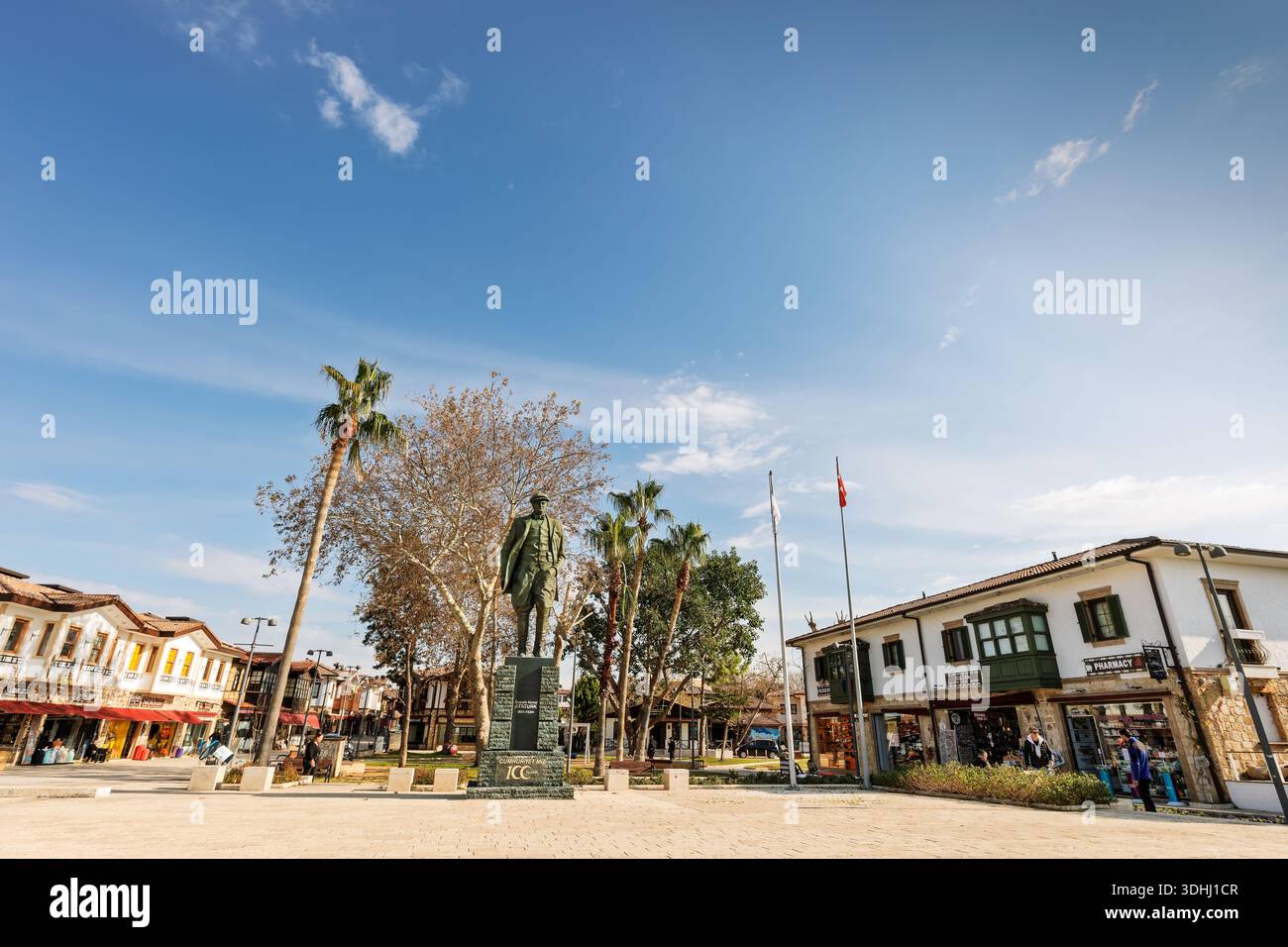 La piazza principale a lato, la Turchia sul lungomare vicino al porto e all'antico Tempio di Apollo. Foto Stock