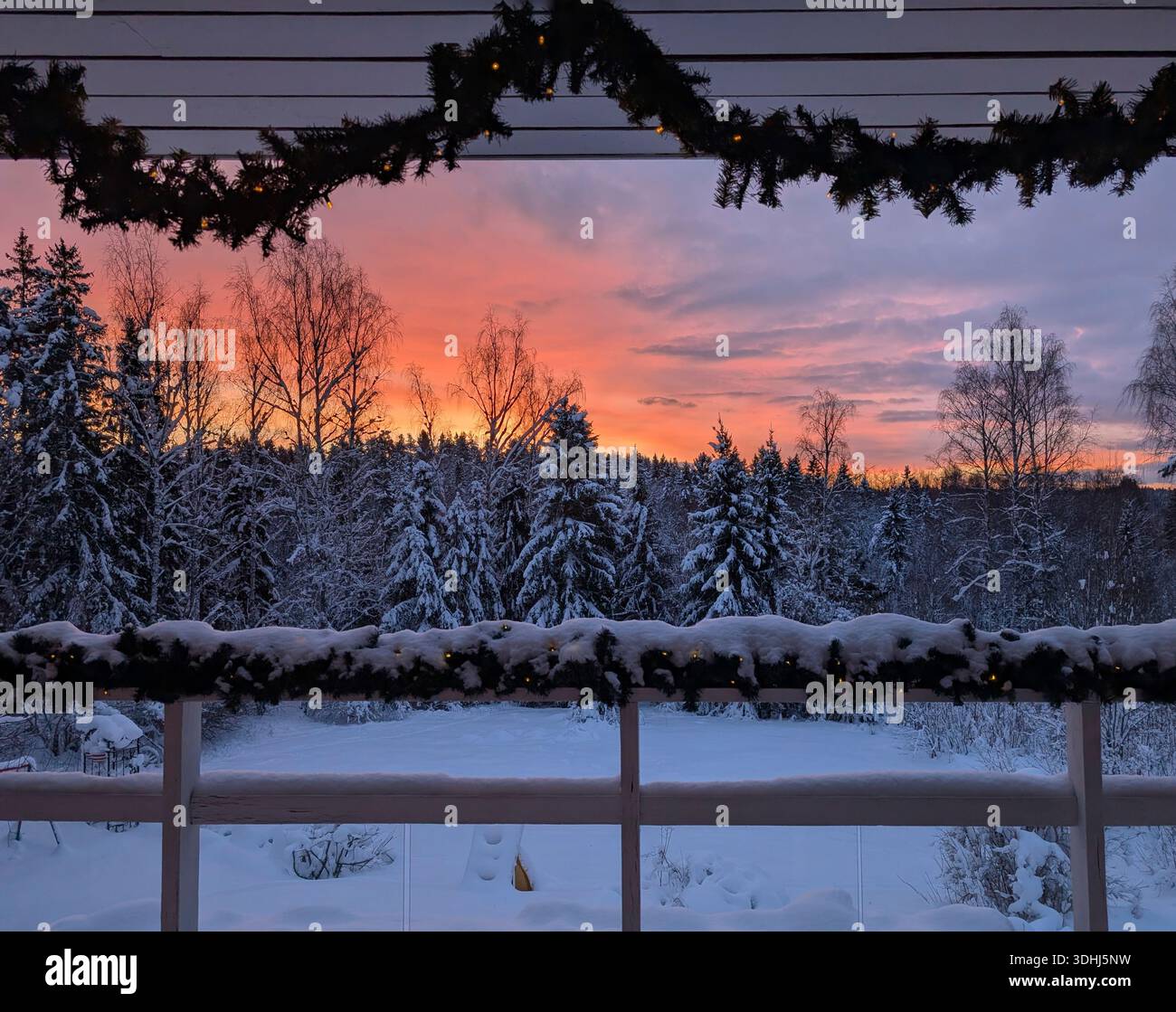 Nessun filtro! Tramonto in inverno, Scandinavia. La neve è ovunque. Google Pixel 9 Pro XL - Immagine stock catturata con smartphone