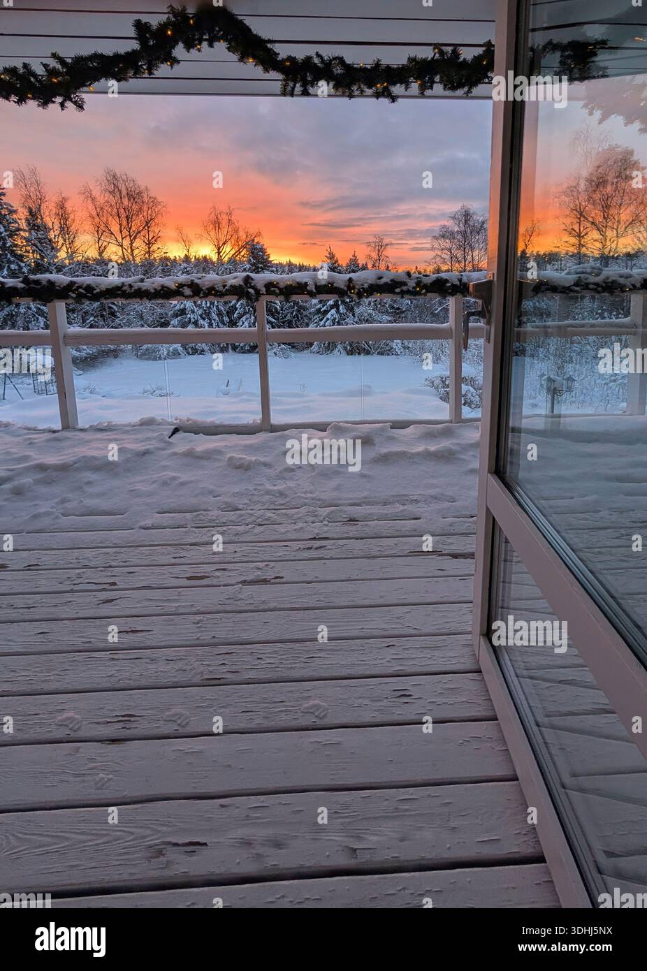 Aprite la porta di vetro alla magia del tramonto in inverno. Svandinvia. Nessun filtro Google Pixel 9 Pro XL - Immagine stock catturata con smartphone