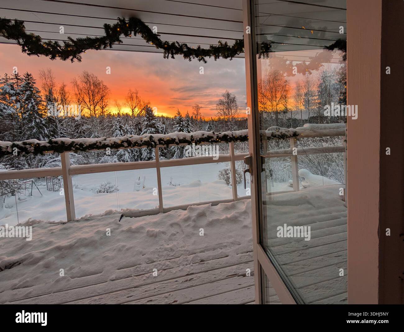 Il cielo va a fuoco d'inverno. Scandinavia. Nessun filtro. Google Pixel 9 Pro XL orizzontale - Immagine stock catturata con smartphone