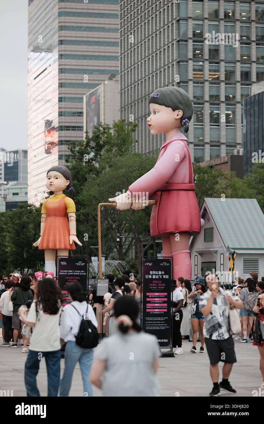 Seoul, Corea del Sud: L'installazione di bambola Young-hee del gioco gigante Squid attira folle durante l'evento promozionale Netflix a Gwanghwamun Square Foto Stock