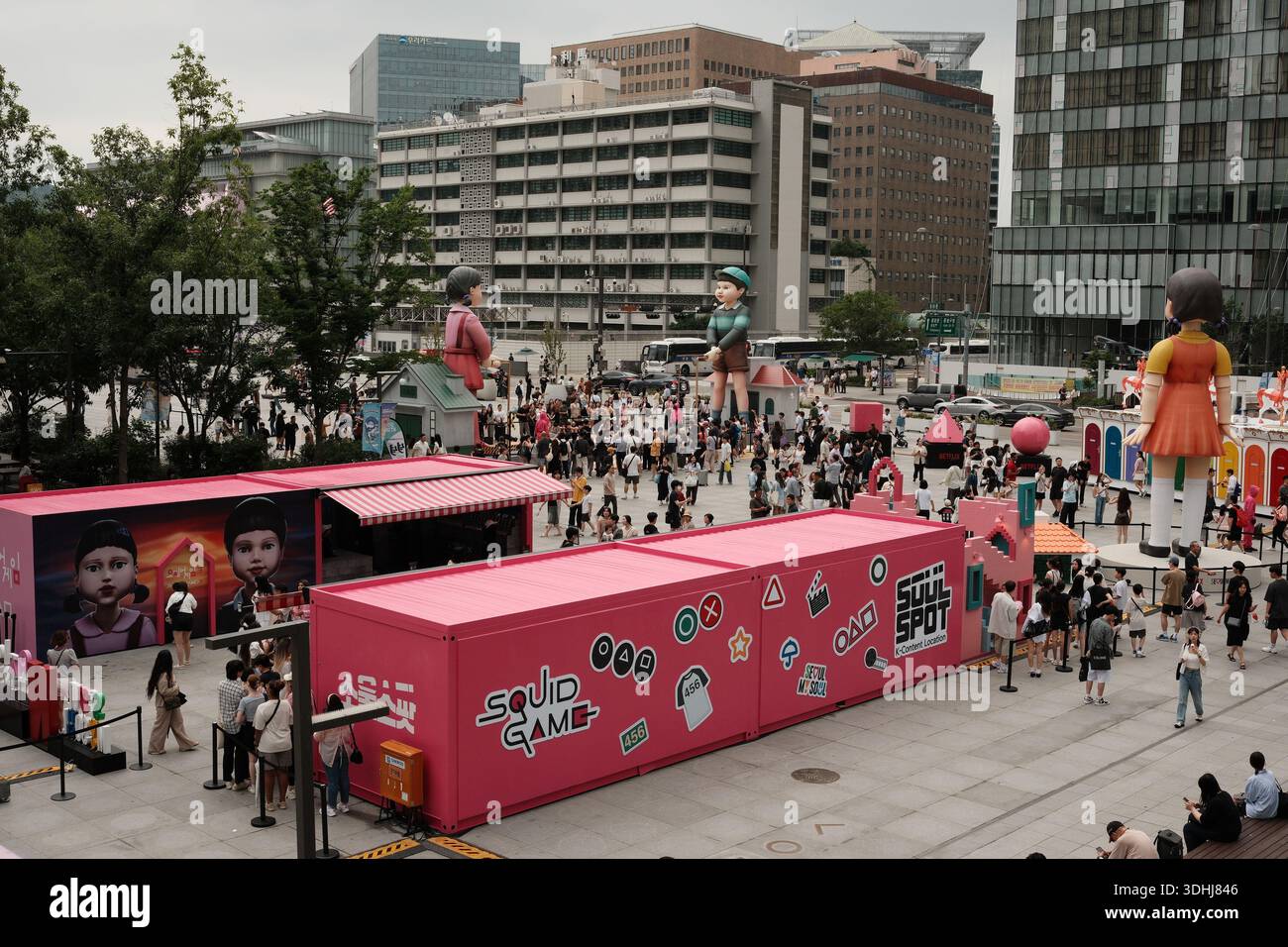 Seoul, Corea del Sud: Area espositiva a tema Squid Game con grandi bambole e visitatori in Piazza Gwanghwamun Foto Stock