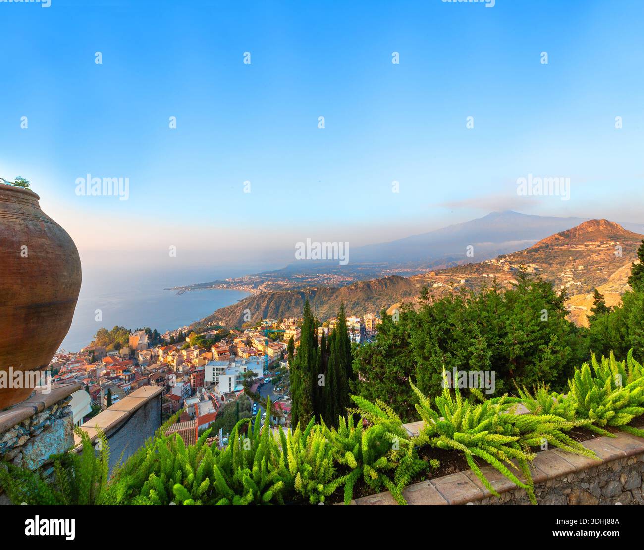 L'Etna dall'alto lato della collina di Taormina Foto Stock