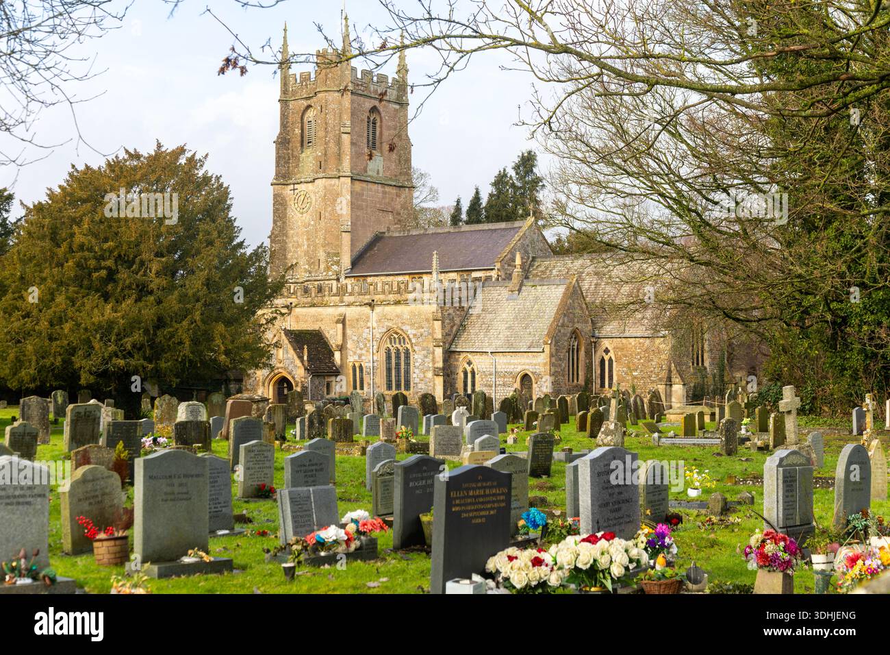Lapidi nel cimitero della chiesa parrocchiale del villaggio di Saint James, Avebury, Wiltshire, Inghilterra, Regno Unito Foto Stock