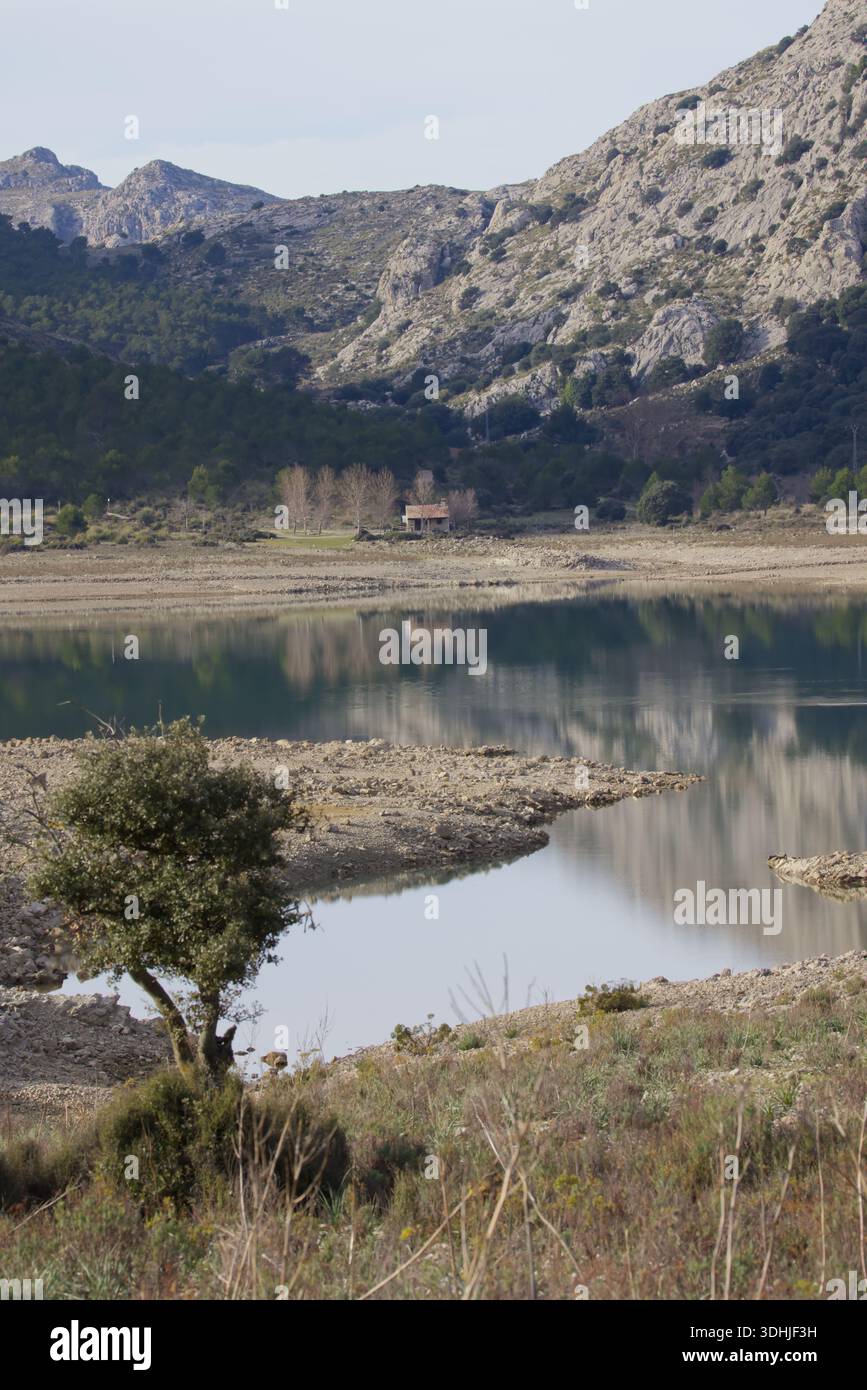 Ammira l'Embassament de Cûber, Maiorca, verso il rifugio e le montagne della Tramontana Foto Stock