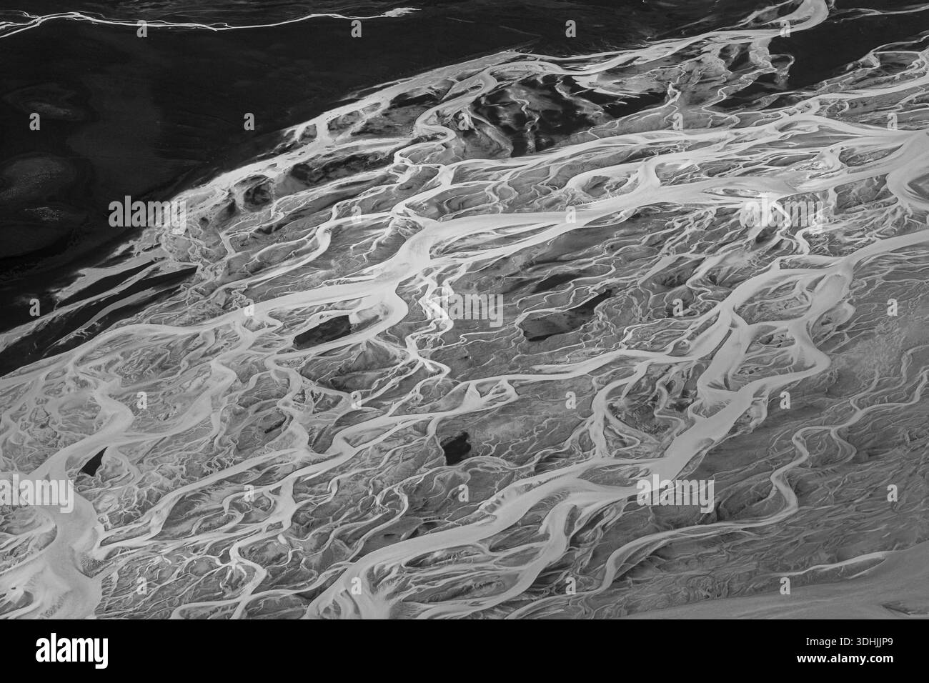 Molti rivuletti e rivuletti serpeggianti sulle pianure di sabbia nera e cenere vulcaniche di Skeidararsandur nelle Highlands dell'Islanda Foto Stock