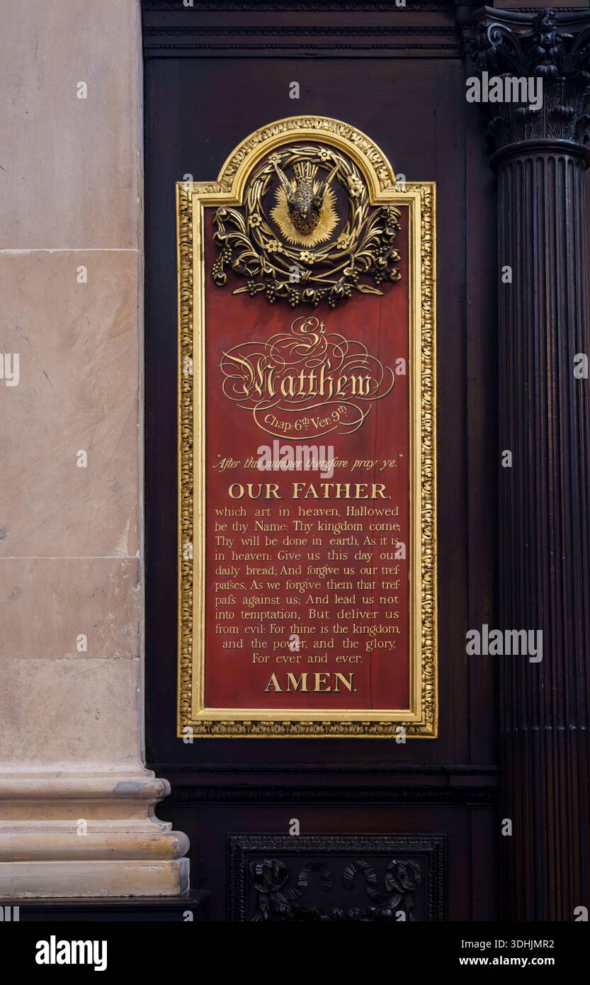 Le parole della preghiera del Signore dal Libro di Matteo sopra l'altare di Santo Stefano Walbrook, una chiesa di Christopher Wren, Londra EC4, Inghilterra Foto Stock