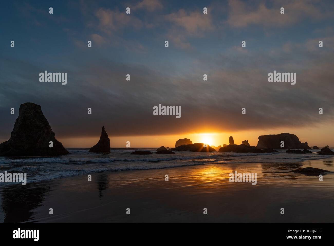 Montagne marine al tramonto, Bandon, Oregon Foto Stock