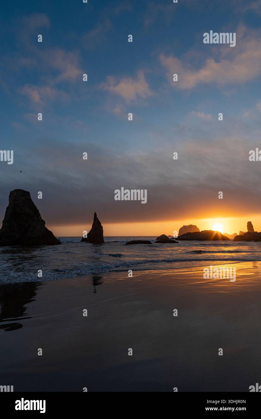 Montagne marine al tramonto, Bandon, Oregon Foto Stock