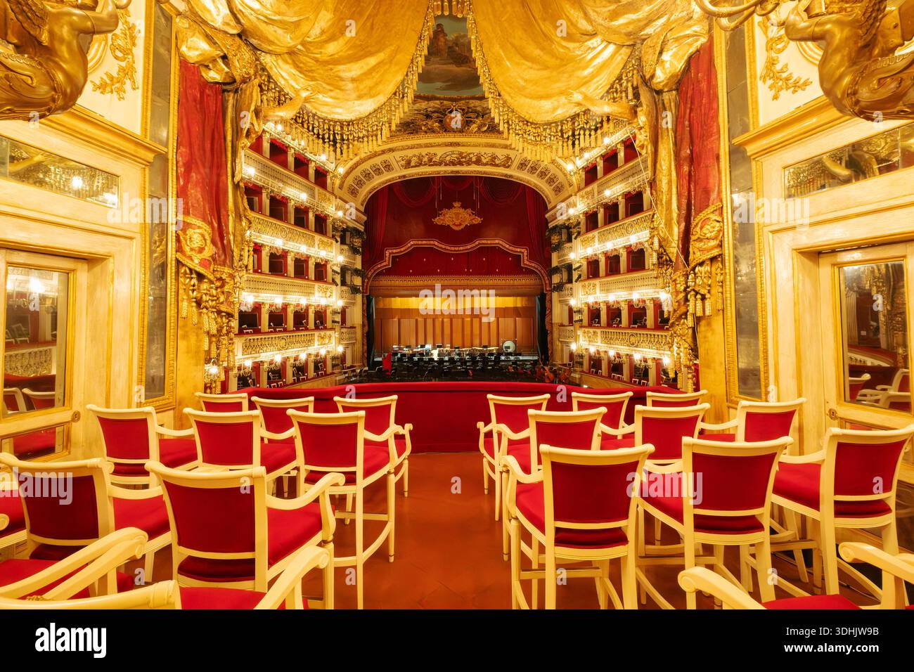 Interni decorati del teatro dell'opera san Carlo, con posti a sedere rossi, balconi e palcoscenico, Napoli, Italia Foto Stock
