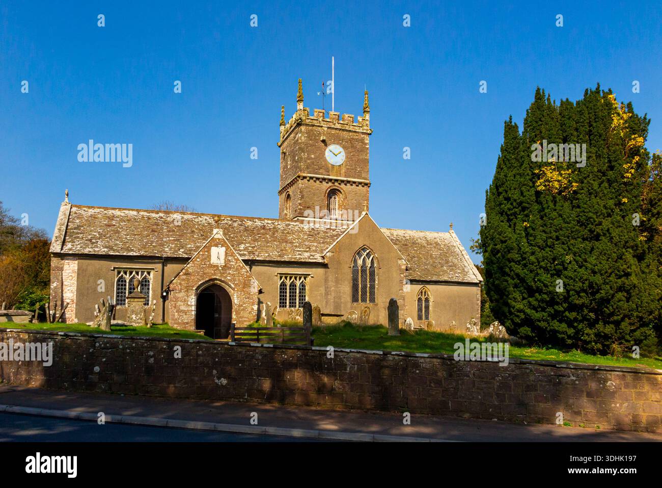 All Saints Church Staunton, Forest of Dean, Gloucestershire, Inghilterra, Regno Unito costruita nel 1144 con elementi aggiuntivi aggiunti in epoca medievale e XIX secolo Foto Stock