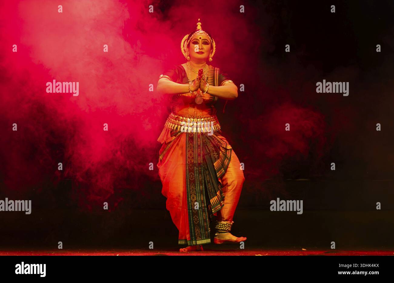 Un artista esegue la danza classica di Odissi durante un programma serale culturale allo Shilpgram Mohotsav 2026 a Guwahati, in India, il 21 gennaio 2026 Foto Stock