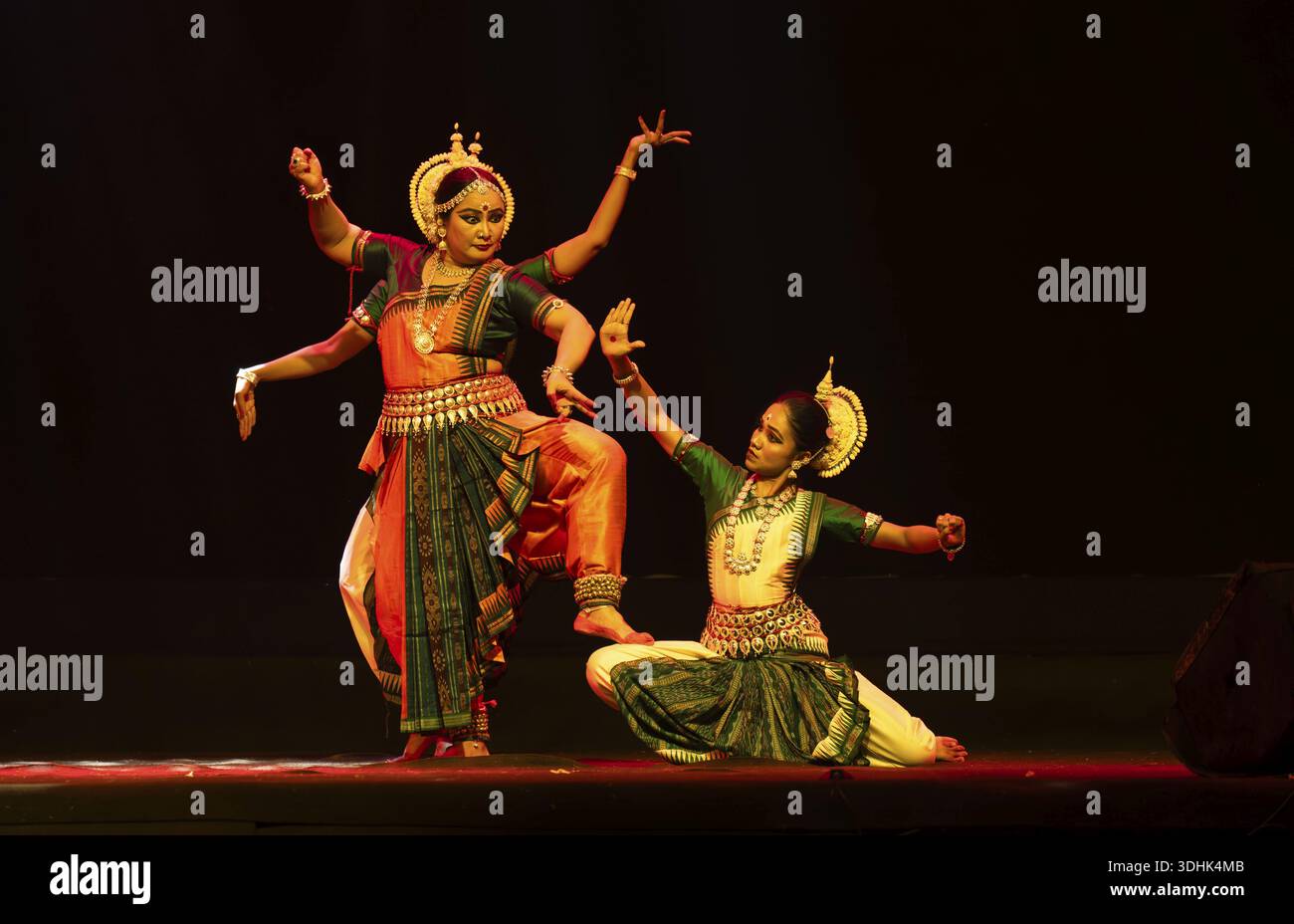 Gli artisti eseguono la danza classica di Odissi durante un programma serale culturale allo Shilpgram Mohotsav 2026 a Guwahati, India, il 21 gennaio 2026 Foto Stock