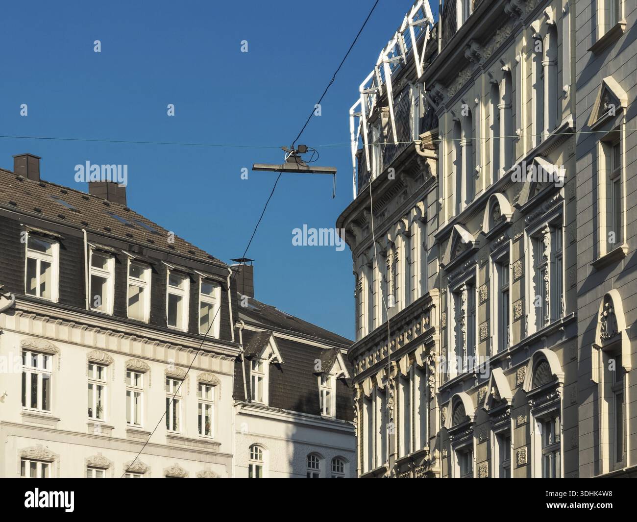 Quartiere residenziale con edifici residenziali del periodo Gruenderzeit a Wuppertal, Germania Foto Stock