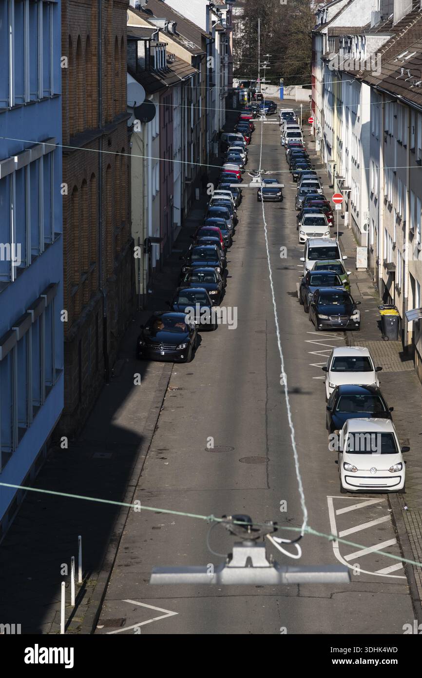Vista dall'alto di una strada con auto parcheggiate ed edifici residenziali con condomini a Wuppertal, Germania Foto Stock