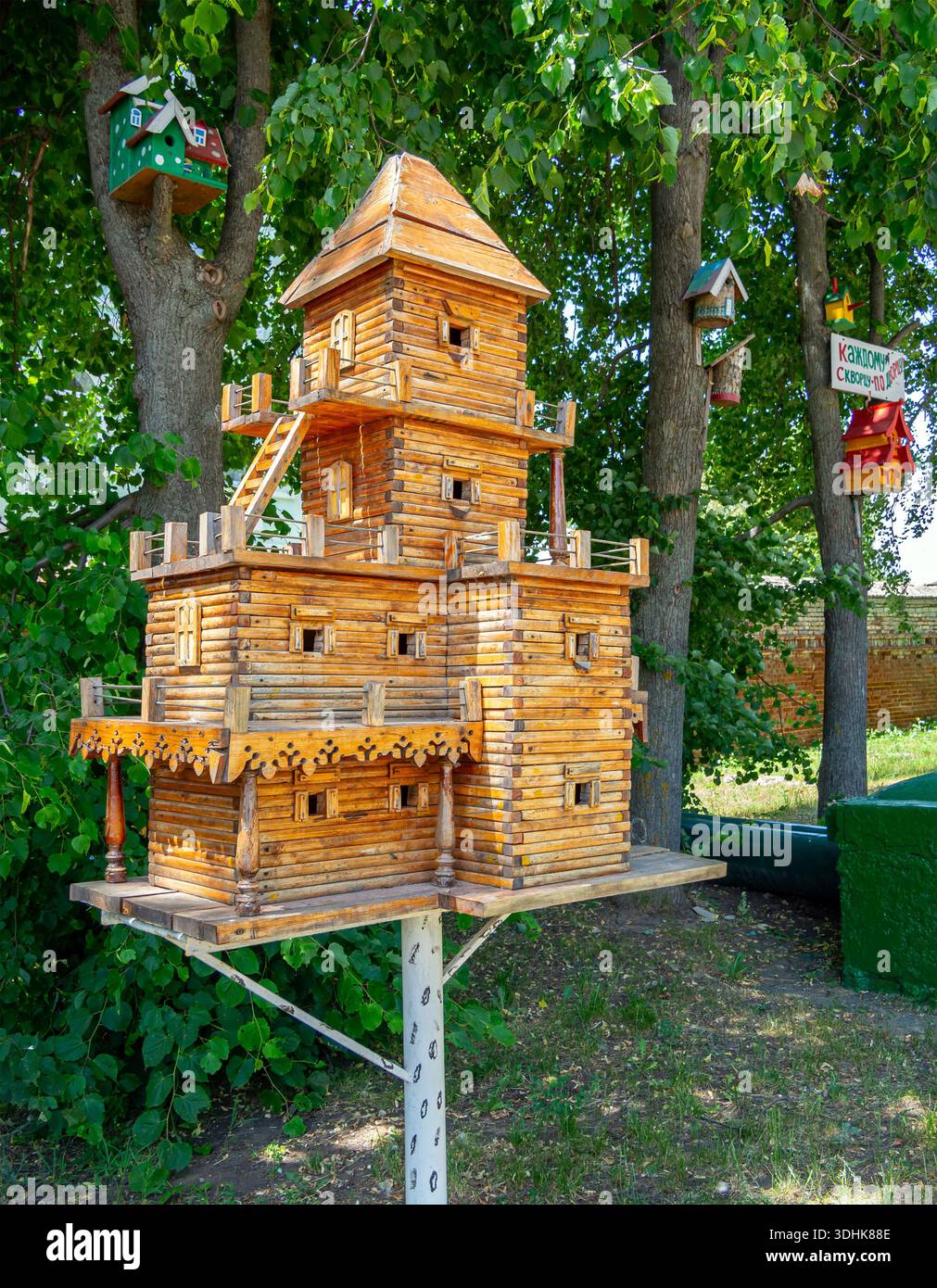 Zadonsk, Russia - 30 maggio 2024: Birdhouse sotto forma di torre di legno Foto Stock