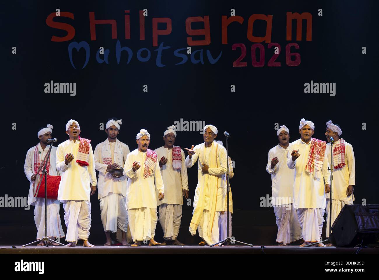 Gli artisti eseguono la canzone folk "Ojapali" durante un programma serale culturale allo Shilpgram Mohotsav 2026 a Guwahati, India, il 21 gennaio 2026 Foto Stock