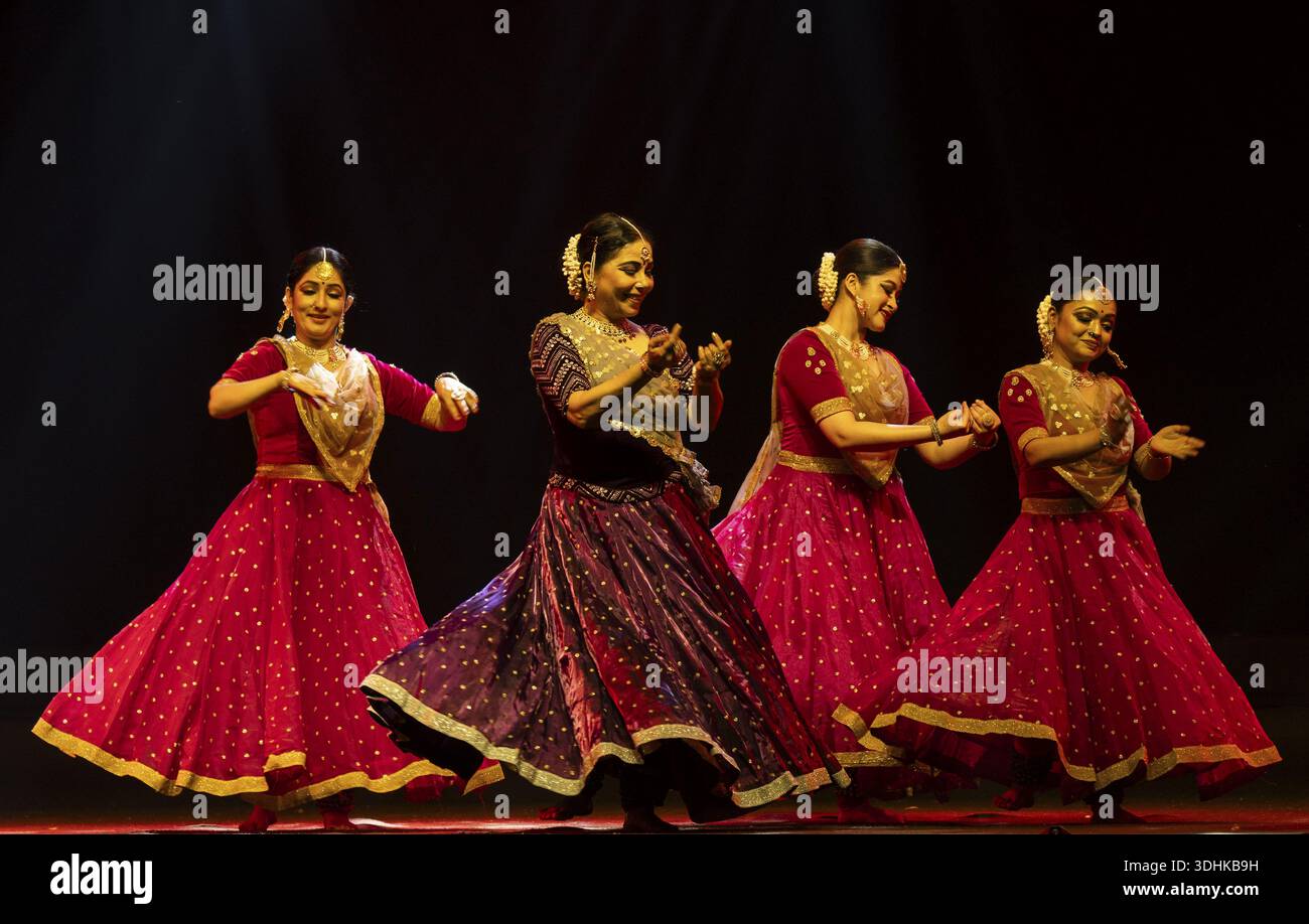 Gli artisti eseguono una danza classica durante un programma serale culturale allo Shilpgram Mohotsav 2026 a Guwahati, India, il 21 gennaio 2026 Foto Stock