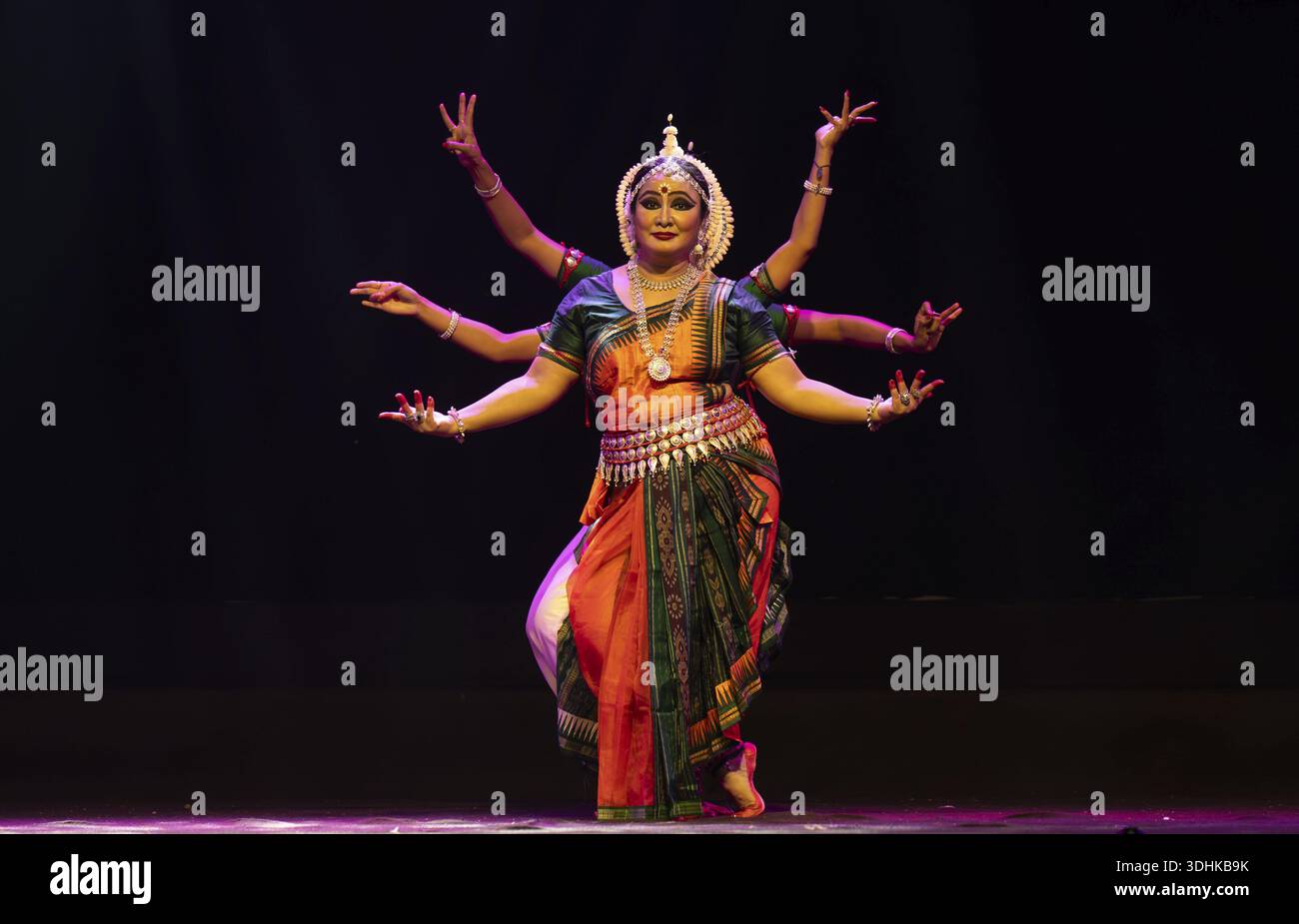 Gli artisti eseguono la danza classica di Odissi durante un programma serale culturale allo Shilpgram Mohotsav 2026 a Guwahati, India, il 21 gennaio 2026 Foto Stock
