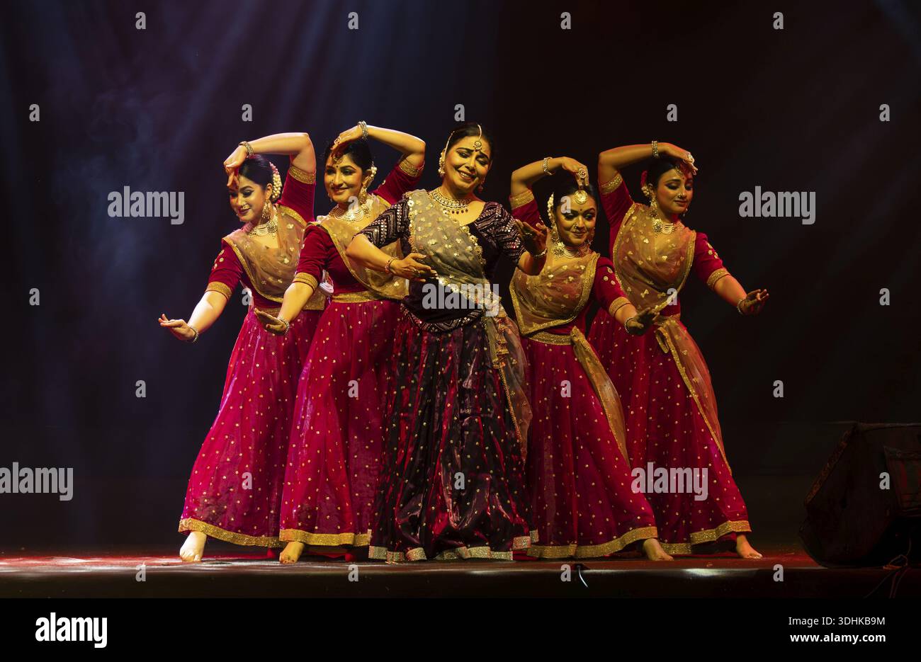 Gli artisti eseguono una danza classica durante un programma serale culturale allo Shilpgram Mohotsav 2026 a Guwahati, India, il 21 gennaio 2026 Foto Stock