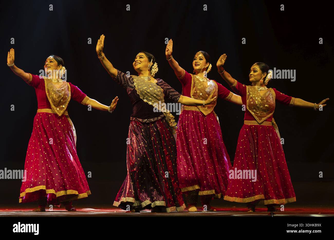 Gli artisti eseguono una danza classica durante un programma serale culturale allo Shilpgram Mohotsav 2026 a Guwahati, India, il 21 gennaio 2026 Foto Stock