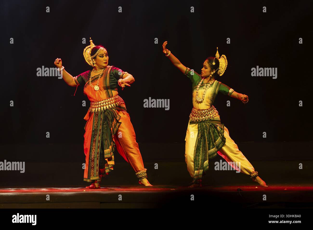 Gli artisti eseguono la danza classica di Odissi durante un programma serale culturale allo Shilpgram Mohotsav 2026 a Guwahati, India, il 21 gennaio 2026 Foto Stock