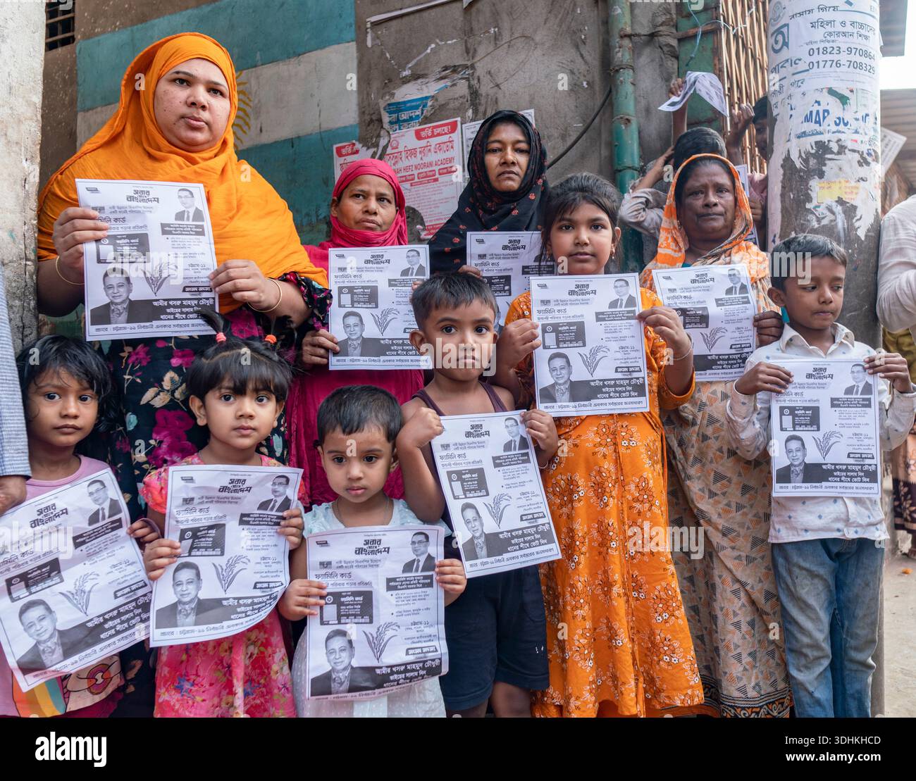 I membri della comunità espongono materiali per la campagna elettorale in un raduno di strada in Bangladesh per le elezioni del 2026 Foto Stock