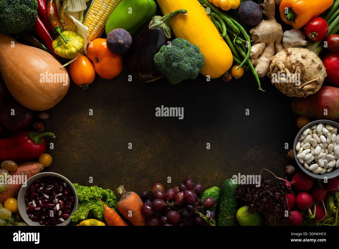 Verdure e frutta fresche riempiono una superficie dopo essere stati raccolti dal giardino, mostrando una varietà di colori e forme durante il periodo della raccolta Foto Stock