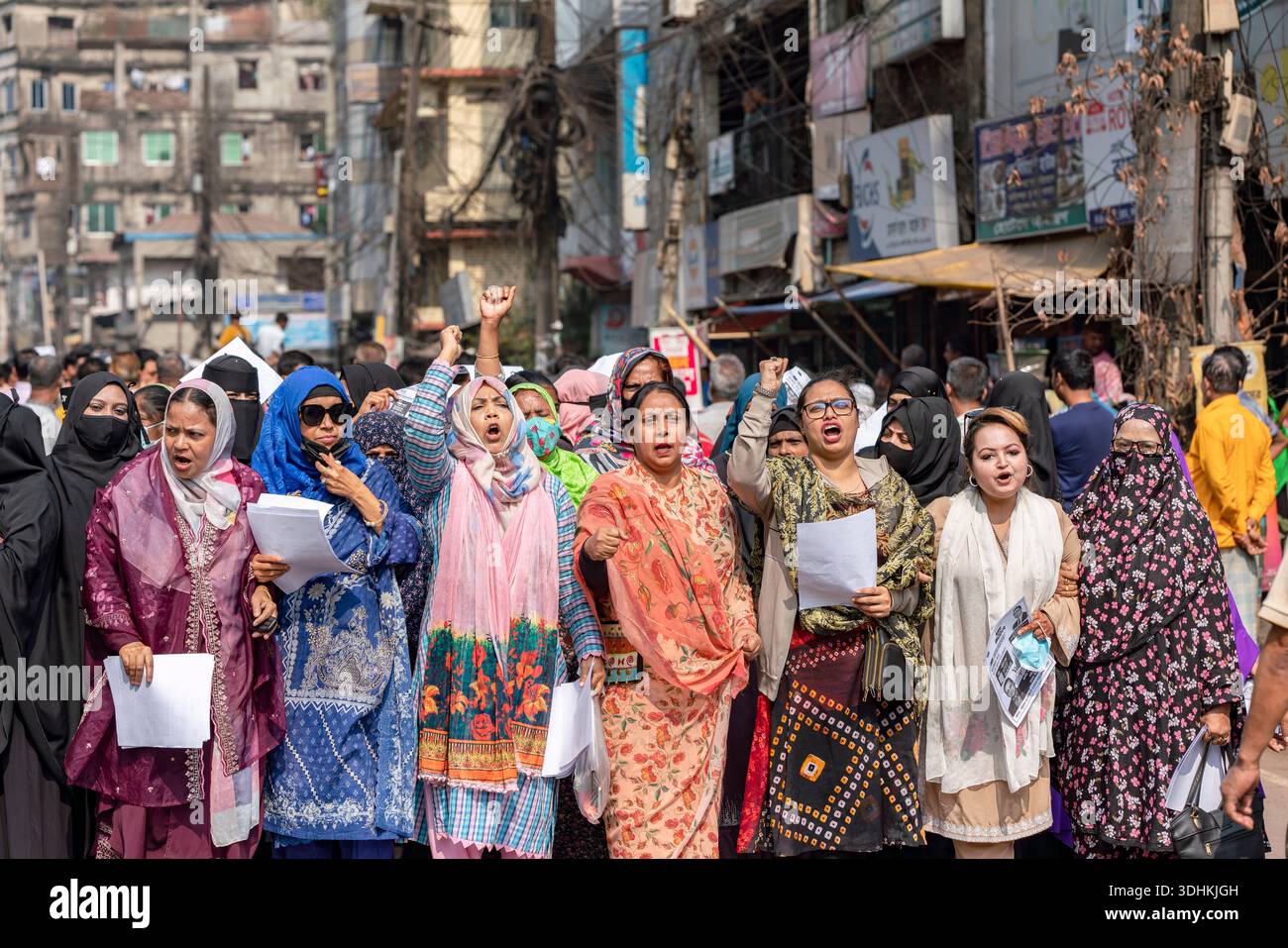 Protesta per i diritti delle donne in un vivace City Street Rally in Bangladesh per le elezioni in Bangladesh del 2026 Foto Stock